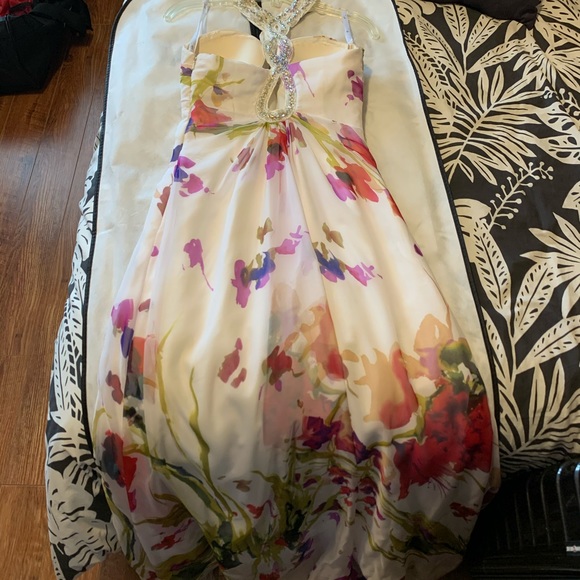 Dress (prom or occasion) - Picture 4 of 7